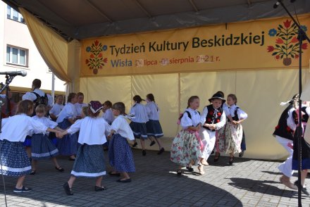 Piąty dzień Tygodnia Kultury Beskidzkiej w Wiśle - występy na małej estradzie na Pl. B. Hoffa - Zespół Mała Wisła